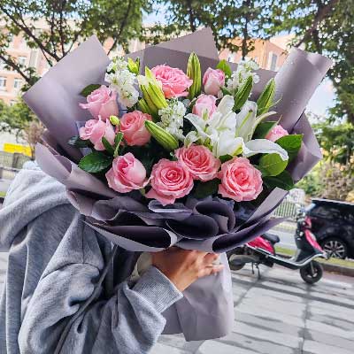 开封11朵戴安娜粉玫瑰百合，与你一起追逐梦想