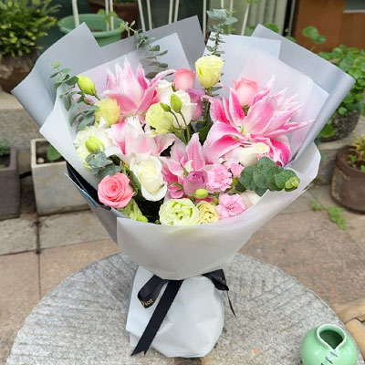 开封9朵玫瑰混搭百合，爱恋纯真无邪